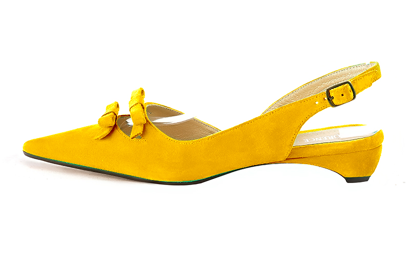 Yellow women's open back shoes, with a knot. Pointed toe. Flat kitten heels. Profile view - Florence KOOIJMAN